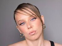 naked camgirl masturbating with vibrator EvieBrens