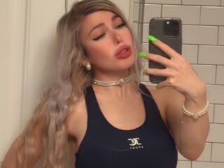 chat room live show LauraTate